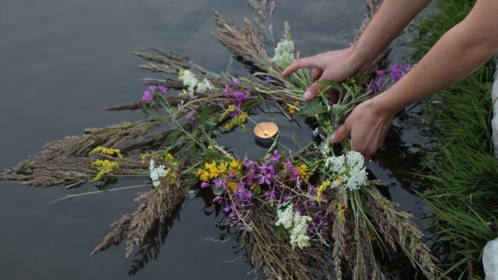 Из чего плетут венки на ивана купала. Купала венок. Купальский венок. Венки на воде. Плетение венков.