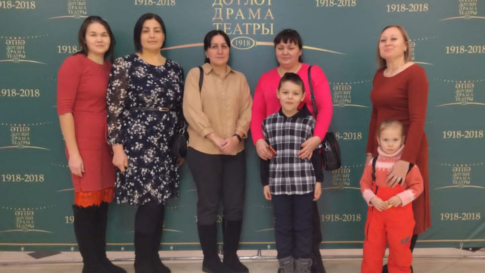 Дети инвалиды. 3 декабря международный день людей с овз. День защиты детей инвалидов. День защиты детей инвалидов. Дети инвалиды со здоровыми детьми.